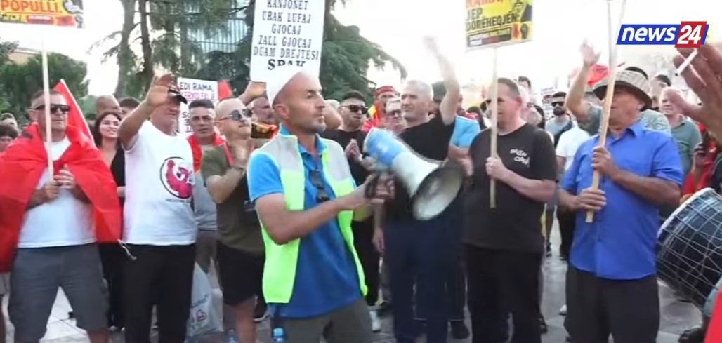  Negociata me hajdutë nuk ka    Aktivisti Arben Kola  Rama  Balluku dhe Saliu e dinë që ky popull është i gatshëm t i tërheqë zvarrë dhe t i çojë në fund të   