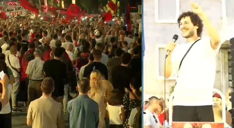  Mos u dorëzoni    Turisti nga Zvicra i bashkohet protestës për dorëheqjen e kryeministrit Rama  Bota është me ju  do fitoni 