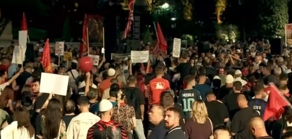 Protestuesi nga Rrjolli  E kemi paralajmëruar që para katër muajsh  mos e ngacmo popullin  Kujton se është Zot