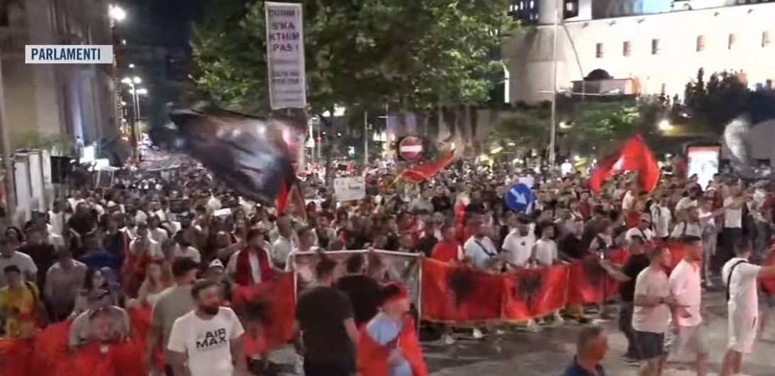  Ju erdhi fundi    Protestuesit marshojnë pranë godinës së seancave plenare  thirrje njëzëri  Parlamenti krimit  Rama në burg  Berisha në burg 