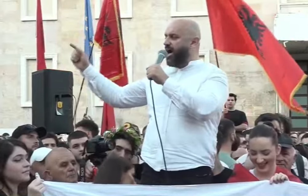  Shqipëri e Re   Protestuesit kërkojnë kufizimin e mandateve dhe ndarjen e pushteteve  Rama të largohet  Berisha opozitë false