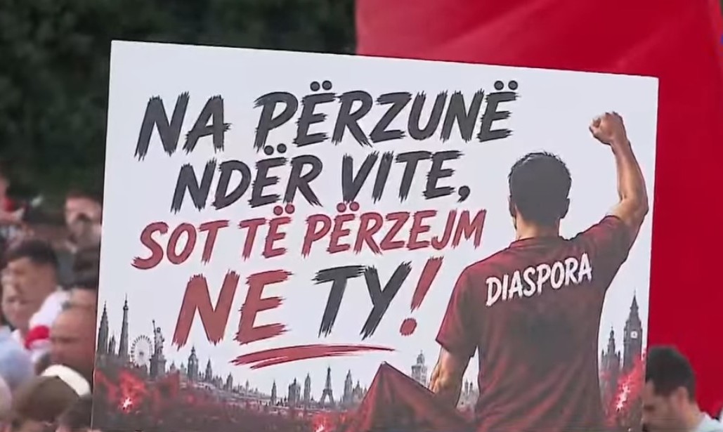 FOTOLAJM  Diaspora ngre zërin në protestë   Na përzunë ndër vite  sot të përzejmë ne ty  