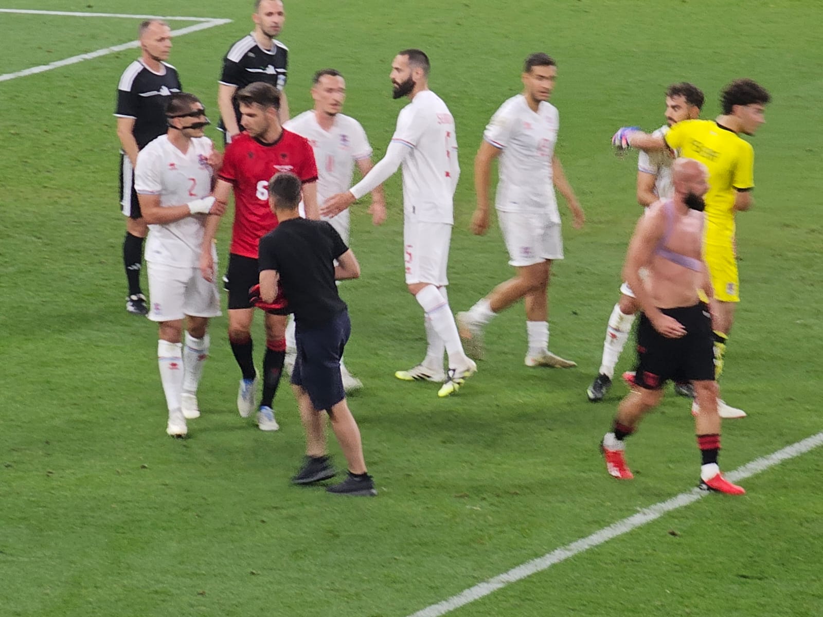 Pikantet Shqipëri Luksemburg  Vërshëllima nga tifozët  Hysaj  pushton  tribunat
