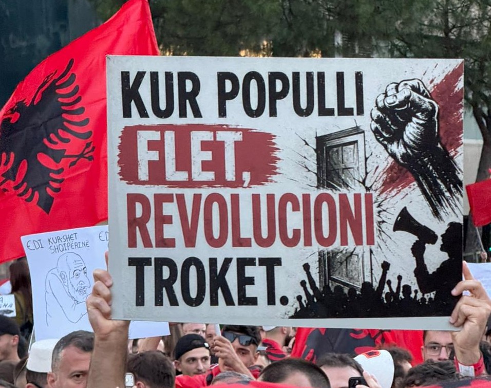 FOTO   Kur diktatura është fakt  revolucioni është detyrë     Mesazhet e forta të qytetarëve përmes pankartave  Pa ndryshim të politikës  nuk ka të ardhme 