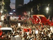 VIDEO/ “E gjitha bota me sytë nga ju!”- Protestat për dorëheqjen e Ramës, europianët: S’kishim parë popull kaq të fortë dhe të kulturuar sa shqiptarët