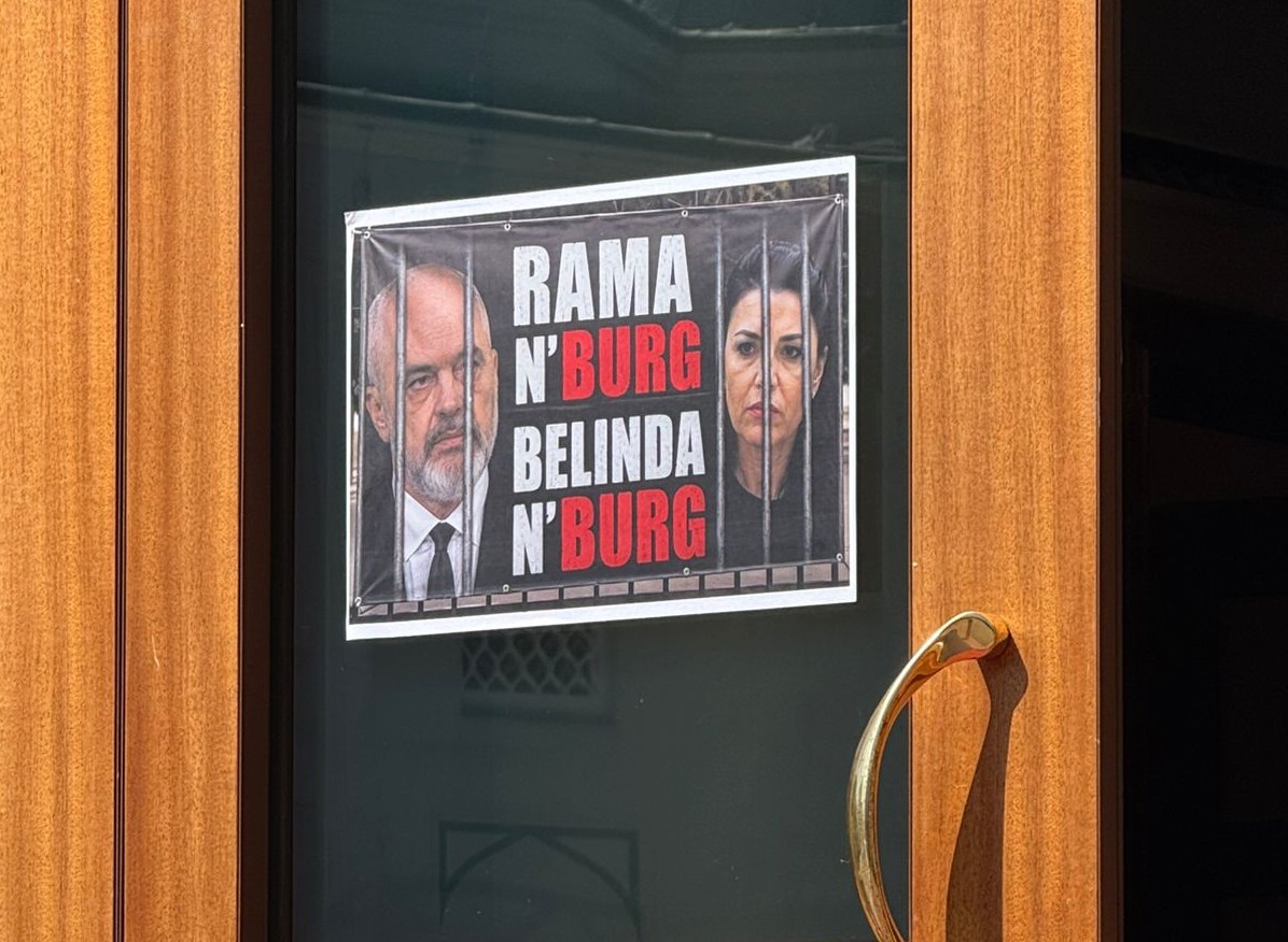 FOTOLAJM   Rama në burg  Belinda në burg    Protestë te Kuvendi  pankarta kundër qeverisë ngjitet në derën e institucionit
