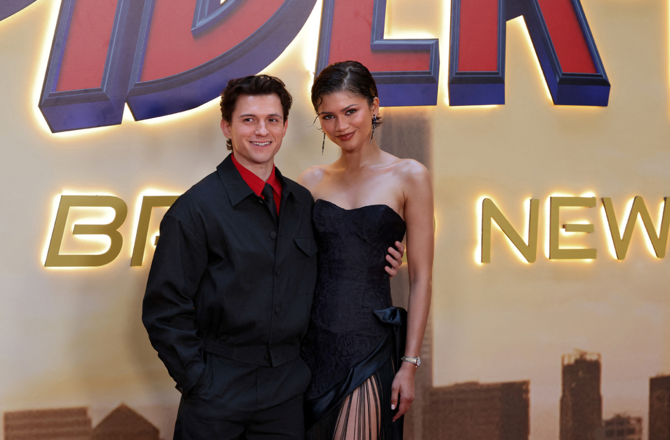pas-5-vitesh-zendaya-dhe-tom-holland-serish-bashke-ne-tapetin-e-kuq-cifti-shkelqen-ne-premieren-e-spider-man