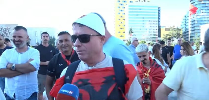 VIDEO   Unë jam një nga  agjentët   kam ardhur nga Greqia   Emigranti ironizon kryeministrin nga sheshi  Rama bën si i çmendur që të mos dënohet  por populli nuk i ha    