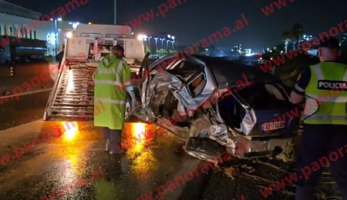 foto-perplasen-dy-makina-ne-autostrade-mjetet-perfundojne-ne-kanal-shoferet-me-urgjence-ne-spital
