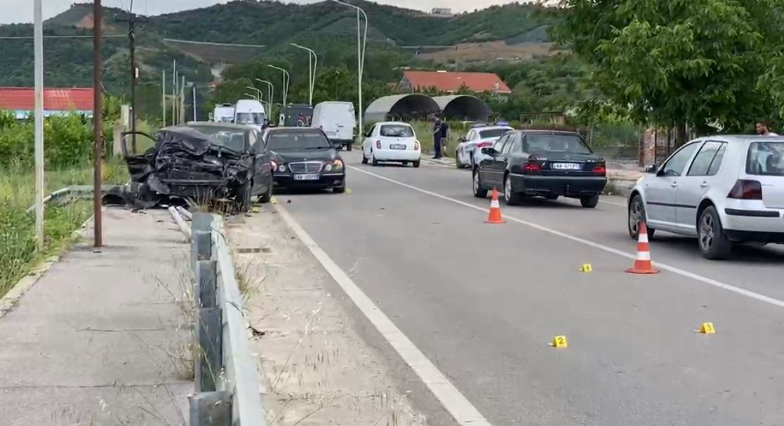 FOTO  Aksident në rrugën Pogradec Qafë Plloçë  makina përplaset me trafikndarësen  plagoset shoferi  Ja si paraqitet gjendja e tij në spital