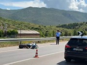 Motori del nga rruga në aksin Korçë-Bilisht, drejtuesi dërgohet në gjendje të rëndë në spital