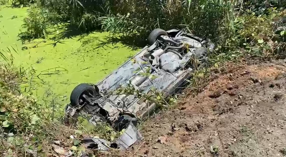 VIDEO  Makina  Benz  del nga rruga dhe bie në kanalin me ujë  banorët shpëtojnë babë dhe bir  Thyen xhamin dhe i nxorën  nisen drejt spitalit  Ura pa parmakë mbrojtës