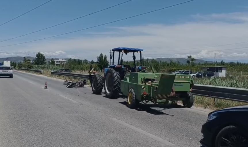 VIDEO  Aksident i rëndë në autostradën Lushnjë Fier  fuoristrada përplaset me motoçikletën  plagosen bashkëshortët  Trafik i rënduar  shkak i ngjarjes dyshohet 