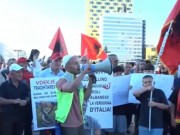 VIDEO/ “Rama e përdor Berishën si levë”- Mijëra qytetarë në shesh, aktivisti: Mos bini pre e provokimeve, po marrim kërcënime! Opozitë e shitur, Rama dorëhiqu