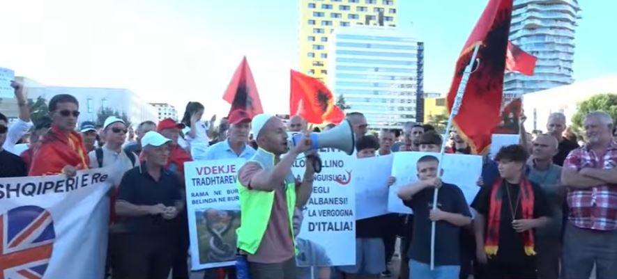 VIDEO   Rama e përdor Berishën si levë   Mijëra qytetarë në shesh  aktivisti  Mos bini pre e provokimeve  po marrim kërcënime  Opozitë e shitur  Rama dorëhiqu