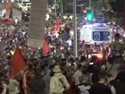 VIDEO/ Protesta e mijëra shqiptarëve jep edhe shembuj qytetarie! Nga mbledhja e plehrave në shesh, te hapja e rrugës së ambulancës së spitalit!