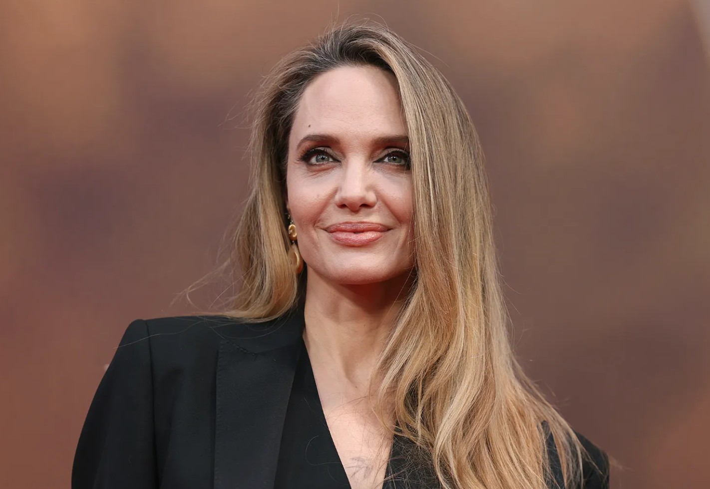 nje-dekade-pas-ndarjes-me-brad-pitt-angelina-jolie-shpirti-im-luftarak-eshte-rikthyer-femijet-po-i-pergatis-per-momentin-kur-s-do-te-jem-me-sesa-per-t-u-bere