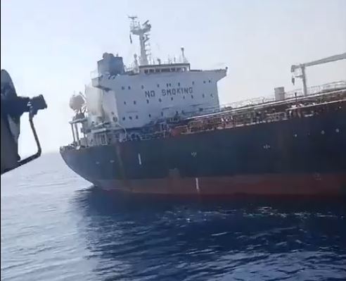 VIDEO  Rikthehen tensionet në Ngushticën e Hormuzit  një marinar i vrarë dhe dy të zhdukur pas bombardimit me raketa të cisternës së naftës në gjirin e Omanit