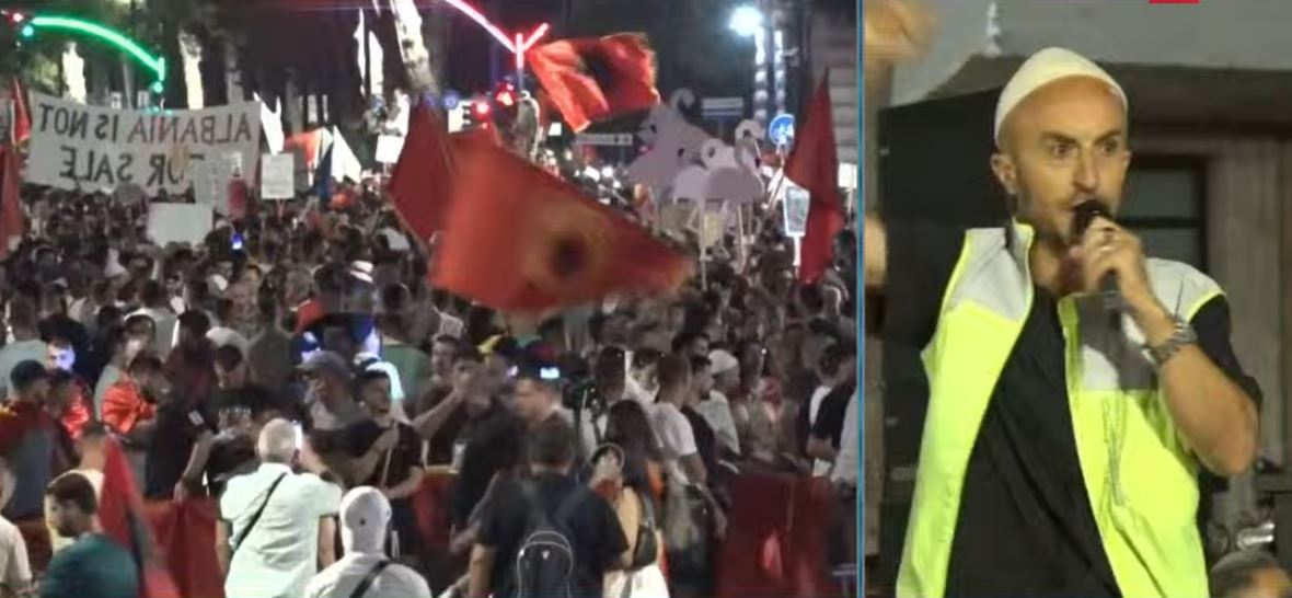 Protestuesi i bën thirrje SPAK  Jemi me ju  por veproni para se populli t ju rrethojë  Nuk do dilni nga zyrat pa lëshuar urdhër arrestet politikanëve të korruptuar