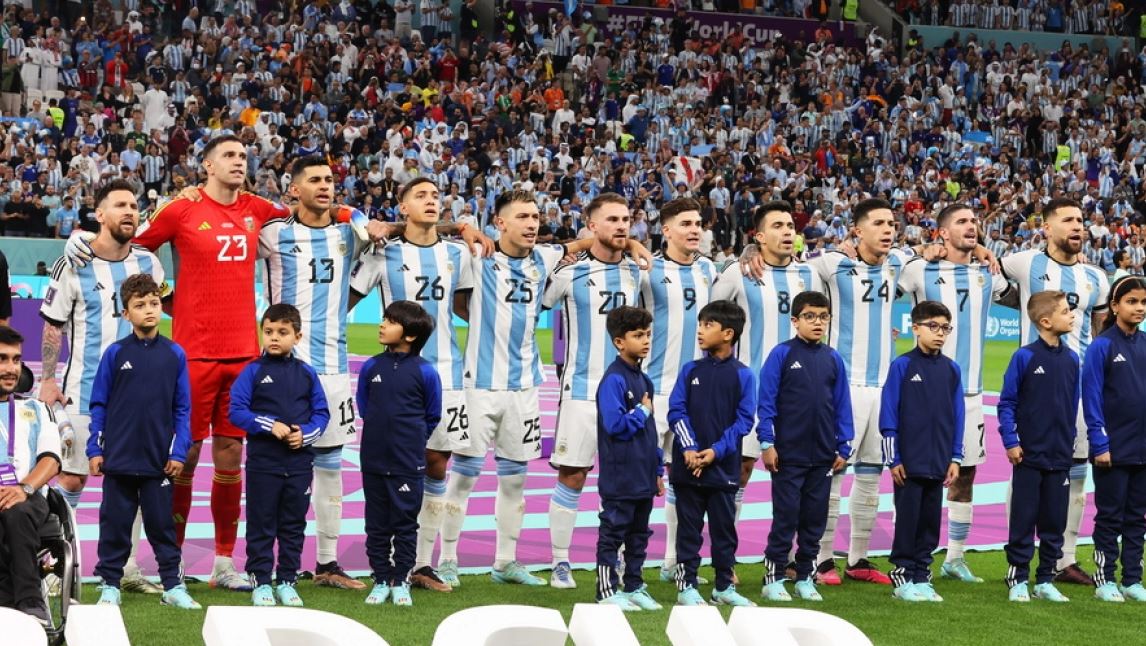 FIFA bën ndryshimin e madh për Botërorin  gjatë interpretimit të himneve kombëtare skuadrat do të rreshtohen në qendër të fushës 