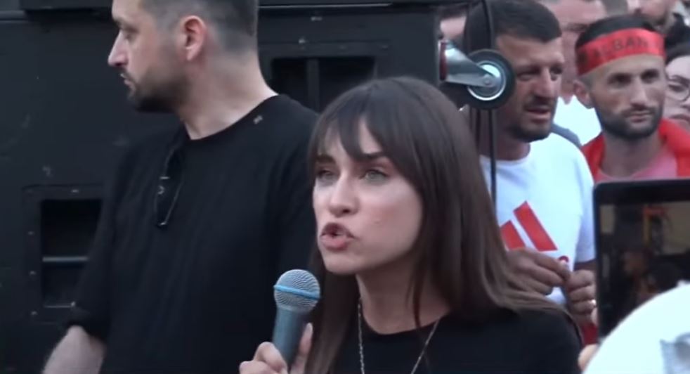  Protesta më e madhe  për Shqipërinë e Re   Dojna Mema nga sheshi  Nuk heshtim dhe nuk dorëzohemi  S la pushtet dhe para që na mbyll gojën