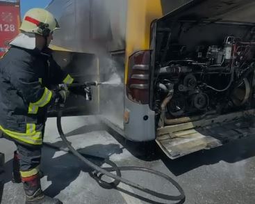 VIDEO  Autobusi i linjës Durrës Spitallë merr flakë në ecje  drejtuesi dhe pasagjerët shpëtojnë në kohë  Ja për çfarë dyshohet