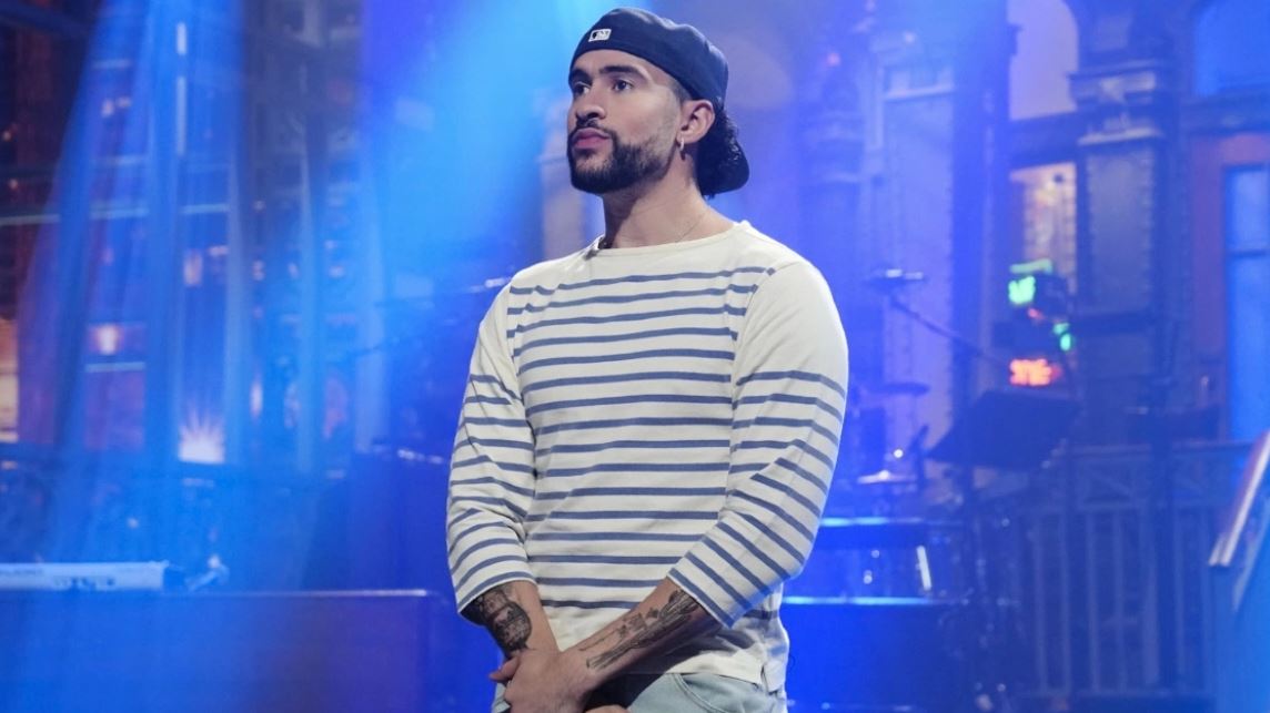 Bad Bunny bëhet artisti i parë latin që fiton mbi 1 miliard dollarë nga turnetë  Rekord  pa asnjë këngë në anglisht dhe pa performuar në SHBA