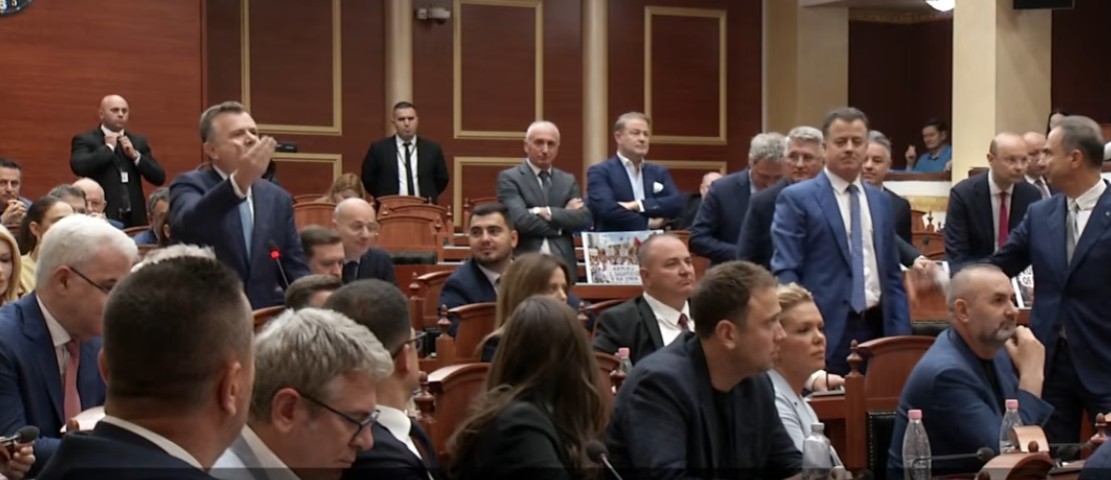  Je i fundit që mund të flasësh në emër të protestuesve   Balla Berishës në Kuvend  Të sfidoj të shkosh sot pasdite në protestë  Provoje po ta mbajti