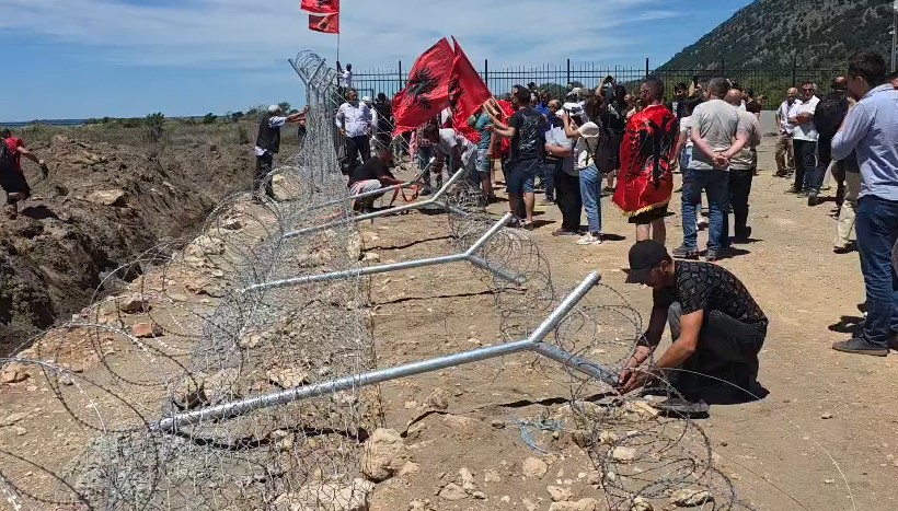 banorët e Rrjollit proteste gardhi tela me gjemba (3)