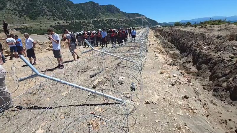 banorët e Rrjollit proteste gardhi tela me gjemba (1)