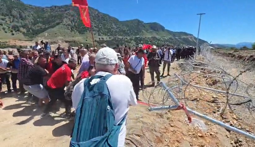 banorët e Rrjollit proteste gardhi tela me gjemba (10)