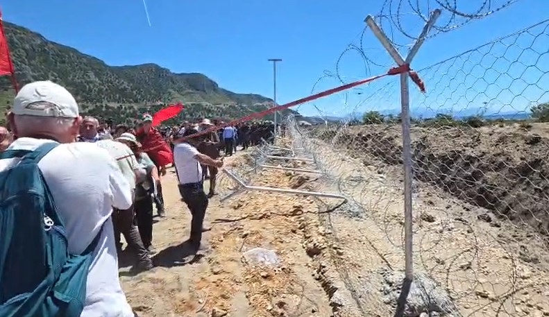 banorët e Rrjollit proteste gardhi tela me gjemba (11)