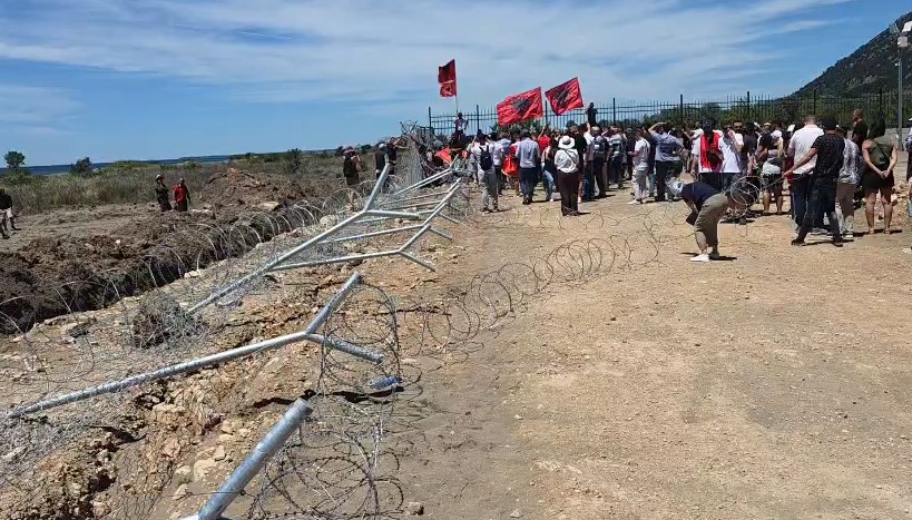 banorët e Rrjollit proteste gardhi tela me gjemba (2)