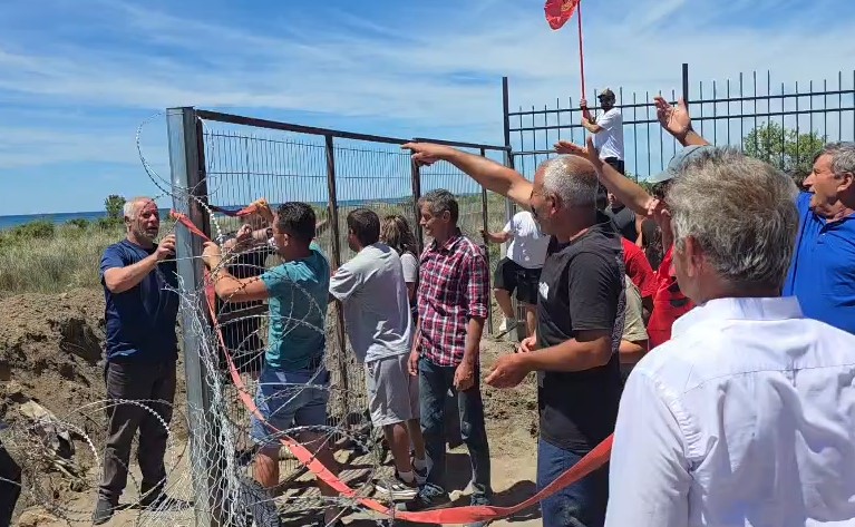 banorët e Rrjollit proteste gardhi tela me gjemba (4)