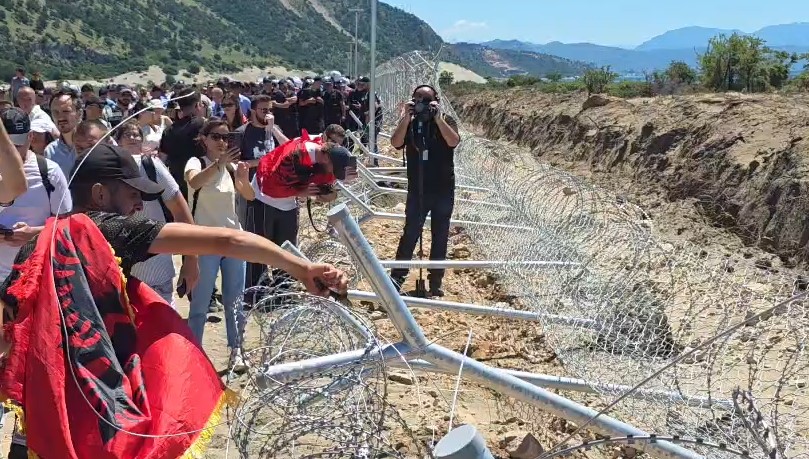 FOTOLAJM  Pas rrethimit prej hekuri  banorët e Rrjollit shembin edhe gardhin me tela me gjemba