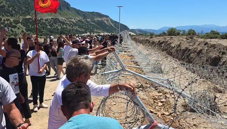 banorët e Rrjollit proteste gardhi tela me gjemba (6)