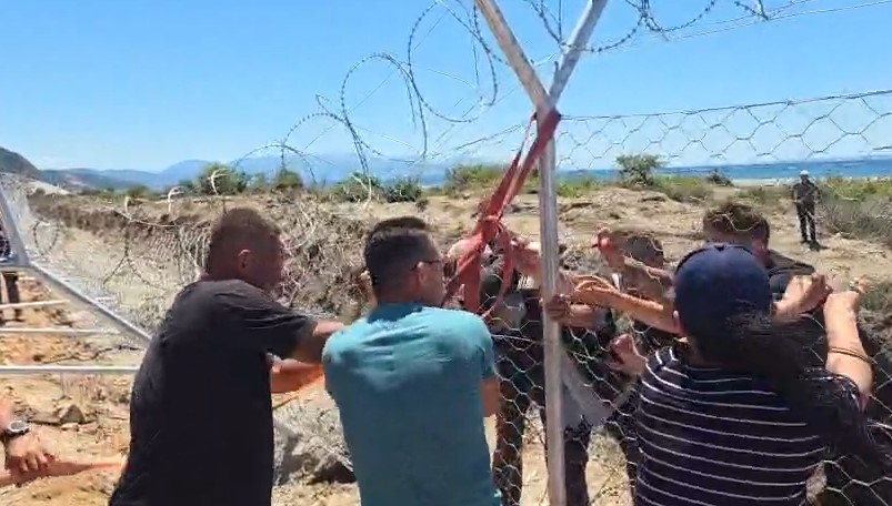banorët e Rrjollit proteste gardhi tela me gjemba (7)