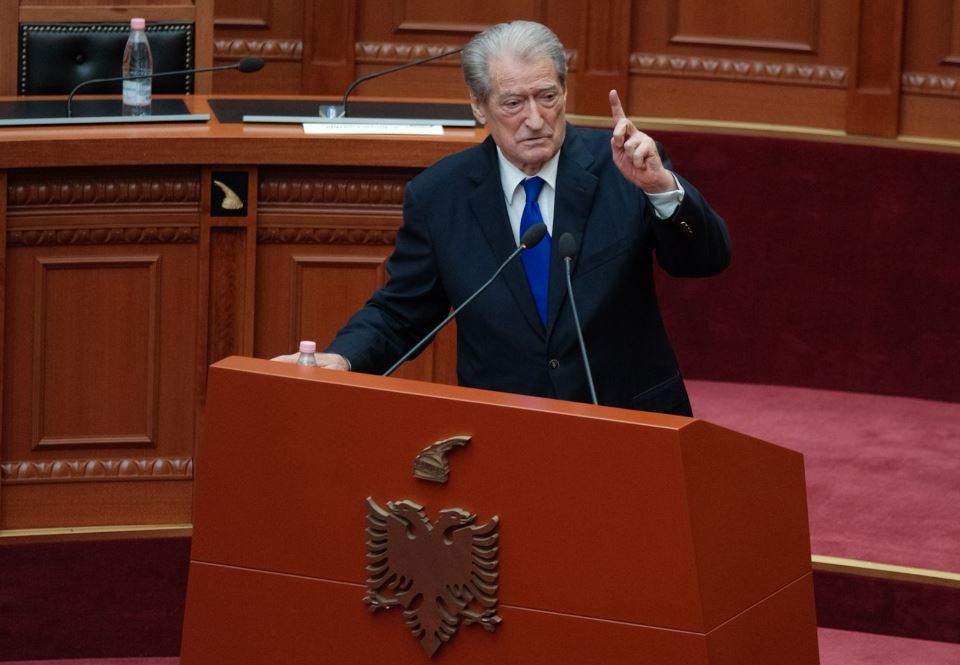  Rama  antimiting në Vlorë   Berisha  Merr nëpunësit dhe del kundër protestës qytetare  akt përçarës  Hiqni dorë dhe anulojeni