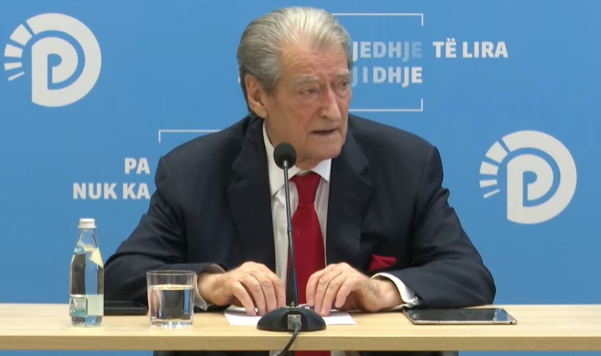  Mbështesim protestën dhe kërkesa e saj   Berisha  Rama mbrojti Lubi Ballukun  hajduten më të madhe pas tij  Pretenca ndaj saj ishte 36 vite dhe sot del e bën parada