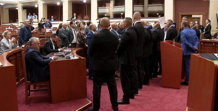Opozita bllokon foltoren e Kuvendit  Peleshi e ndërpret seancën gjatë fjalës së deputetit Bido  tensione në sallë   FOTO 
