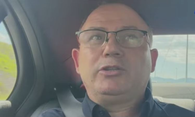  Pushteti po përpiqet me të gjitha metodat që të na ndalojë   Aktivisti  Jemi nisur dhjetëra makina nga Londra për protestën e nesërme  Duam një qeveri normale
