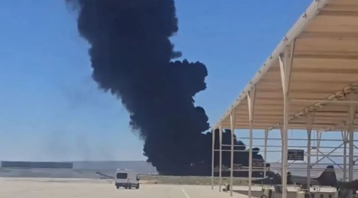 VIDEO  Momenti kur bombarduesi legjendar  B 52  rrëzohet në Kaliforni pak pas ngritjes nga pista  8 të vdekur nga shpërthimi  Shikoni pamjet