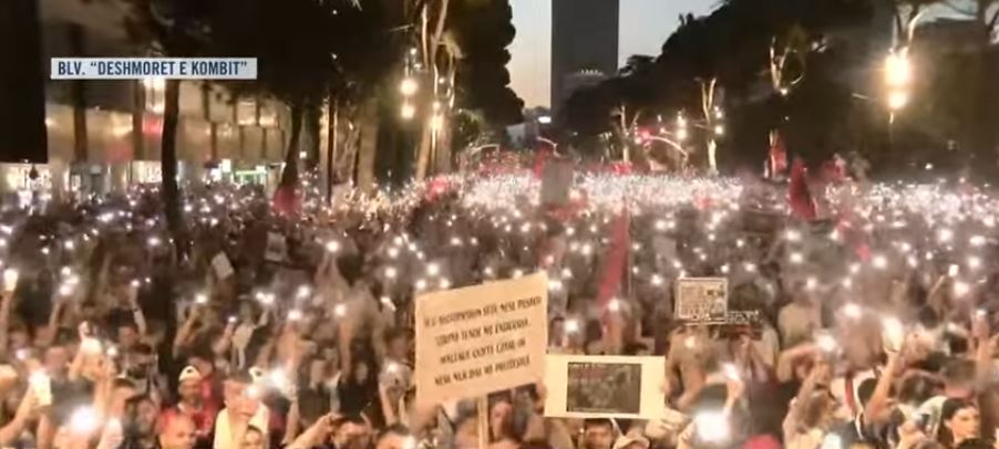 VIDEO/ Mijëra protestues në shesh, eksperti Progni