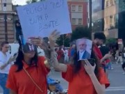VIDEO/ Ironia therëse në protestën masive në Tiranë, Ramën dhe Berishën i ‘veshin’ me uniforma qelie: Burgu për burrat është!