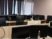 VIDEO/ Goditet një tjetër skemë mashtrimi me call center në Tiranë, 7 të arrestuar (EMRAT)