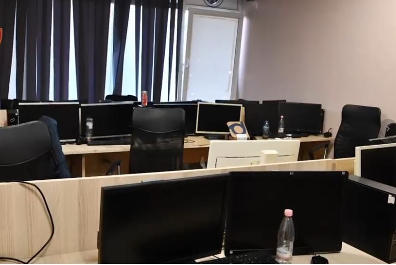 VIDEO  Goditet një tjetër skemë mashtrimi me call center në Tiranë  7 të arrestuar  EMRAT 