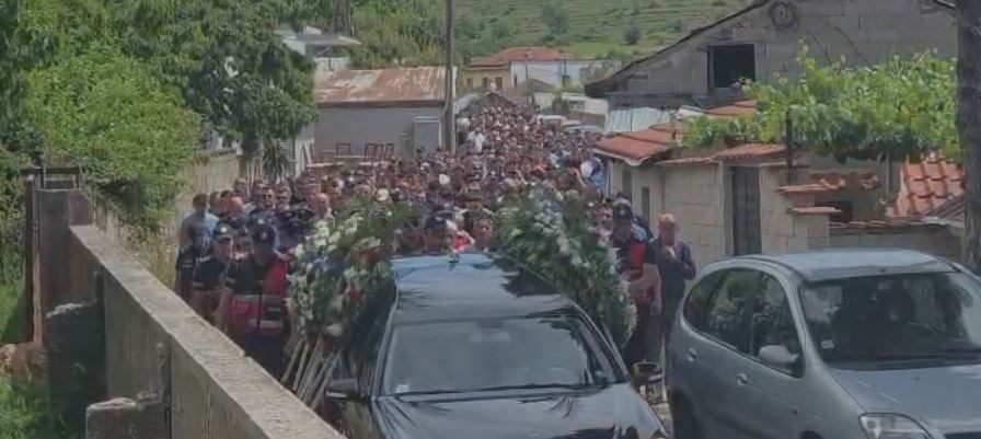 Ceremonia  Qindra qytetarë i japin lamtumirën Enea Mekollit  pamjet e përcjelljes së policit dëshmor në banesën e fundit 