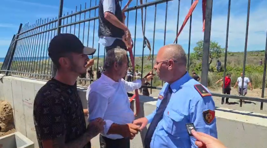video-banoret-e-rrjollit-shembin-rrethimin-prej-hekuri-debat-me-policet-po-me-qene-toka-jote-jemi-bijte-e-ketij-populli-duhet-ta-beni-njehere-ligjin