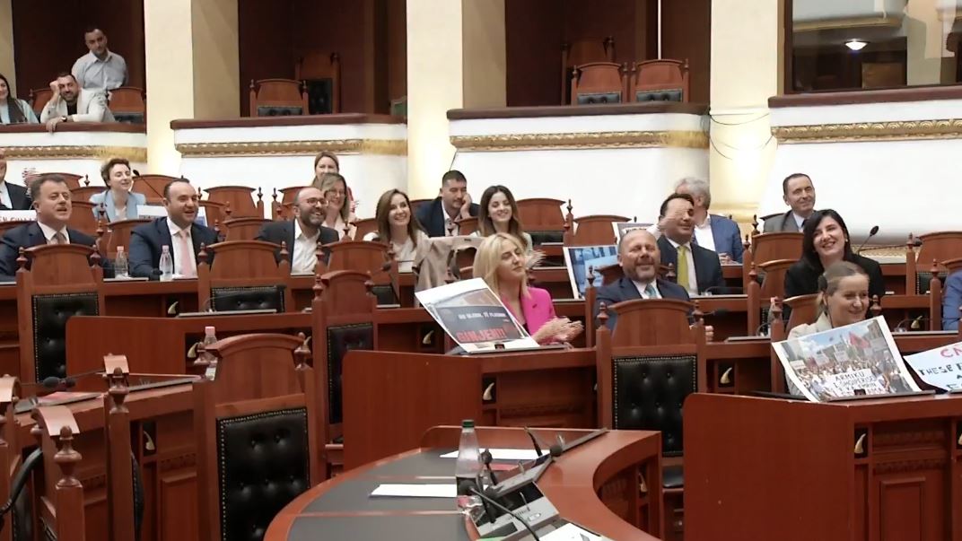  Rama jepe dorëheqjen   Deputetët e PD së këndojnë në Parlament  refrenin  e protestuesve