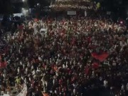 Pamje me dron/ Mijëra vetë mbushin bulevardin kundër qeverisë Rama: Shqipëri e re!